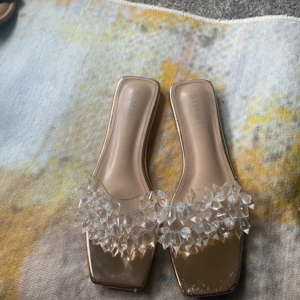 Sandals size 7 in Uk but womens who fit US size 8,9 or 11 can fit.